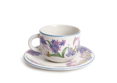 Beyaz arka planda çay için antika porselen sofra takımı