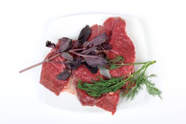 Beyaz arka planda doğranmış kırmızı et parçaları