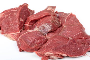 Beyaz arka planda doğranmış kırmızı et parçaları