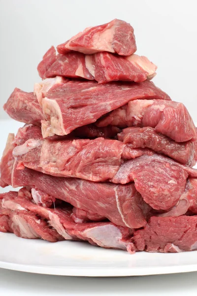 Pedaços Carne Vermelha Picada Sobre Fundo Branco — Fotografia de Stock