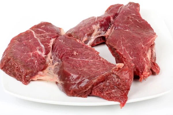 Stücke Gehackten Roten Fleisches Auf Weißem Hintergrund — Stockfoto