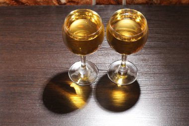 Ahşap bir masada şarap kristal cam