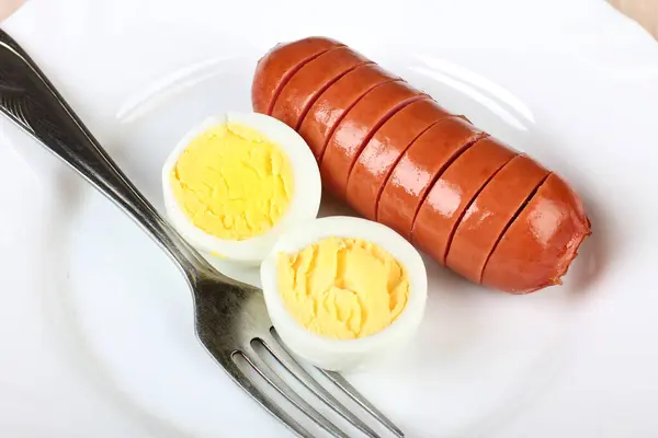 Жареная Колбаса Жареные Яйца Фарфоровой Тарелке — стоковое фото