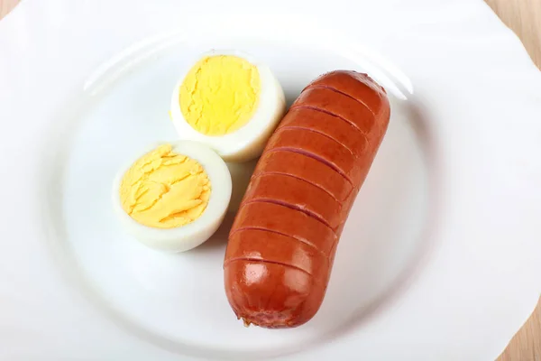 Жареная Колбаса Жареные Яйца Фарфоровой Тарелке — стоковое фото