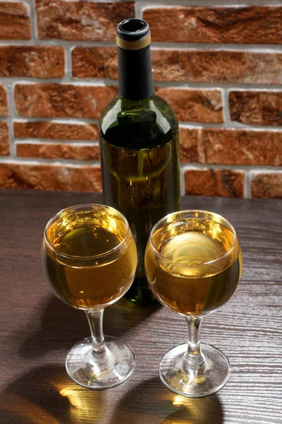 木製のテーブルの上にワインとクリスタルガラス — ストック写真