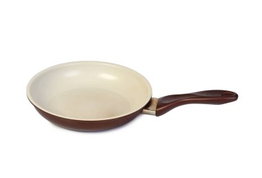 Büyük seramik kızartma tavası. Beyaz arkaplandaki izole nesne