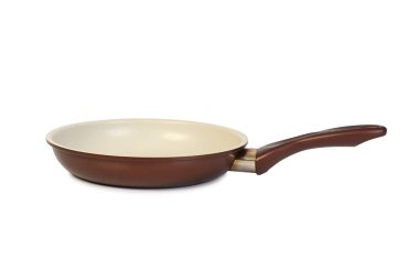 Büyük seramik kızartma tavası. Beyaz arkaplandaki izole nesne