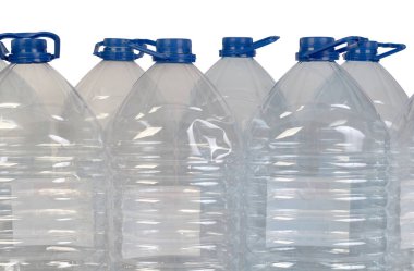 Büyük seramik kızartma tavası. Beyaz arkaplandaki izole nesne