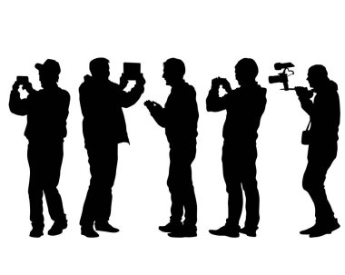 Kamerayla televizyon haberlerini kaydeden bir adam. Beyaz arka planda izole edilmiş siluetler