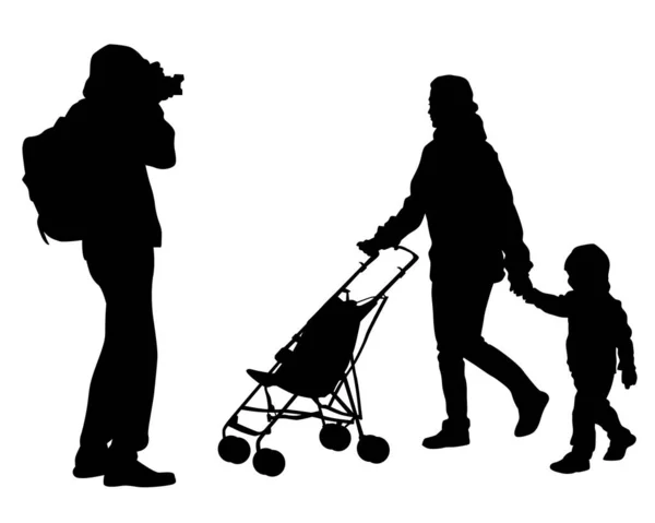 小さな子供が通りを歩いている家族 白い背景の人々の孤立したシルエット — ストックベクタ
