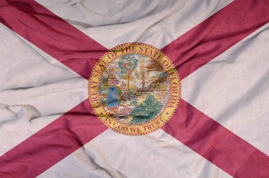 Amerikan devletinin bayrağı rüzgarda dalgalanıyor. Kumaşın renkli arkaplanı