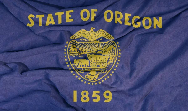 Amerikan devletinin bayrağı rüzgarda dalgalanıyor. Kumaşın renkli arkaplanı