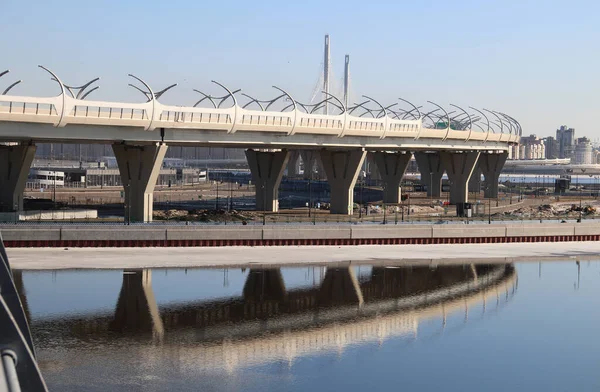 Construction Grand Pont Sur Une Large Rivière — Photo