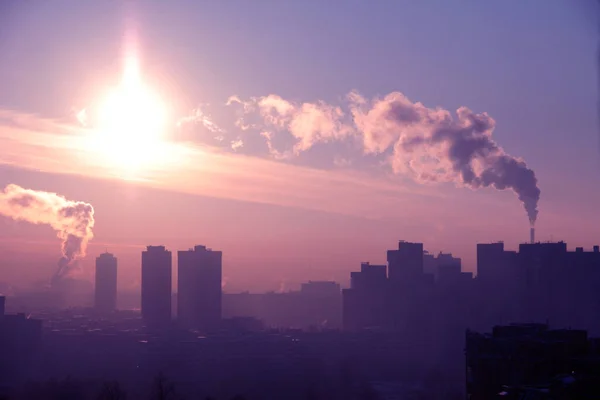 日没とスモッグの工業ビル 地球温暖化問題 — ストック写真
