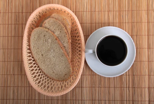 Чашка Кофе Хлеб Плетеном Бамбуковом Коврике — стоковое фото
