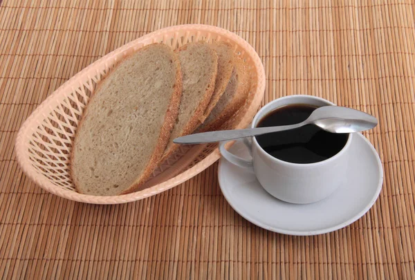 Kopje Koffie Brood Een Rieten Bamboe Mat — Stockfoto