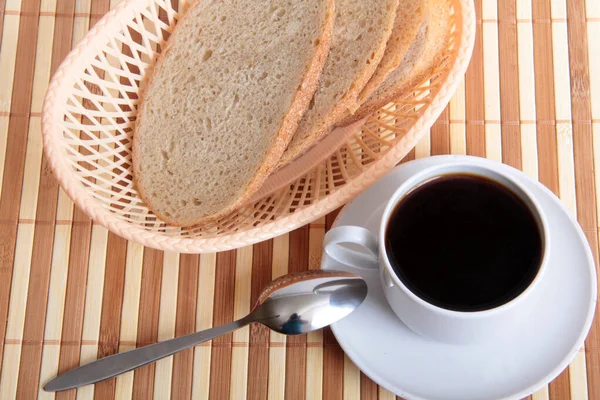 Xícara Café Pão Uma Esteira Bambu Vime — Fotografia de Stock