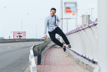 Adam köprüde road yakınındaki duruyor