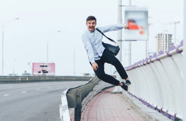 Adam yola yakın duruyor