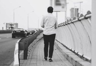 Adam yola yakın duruyor