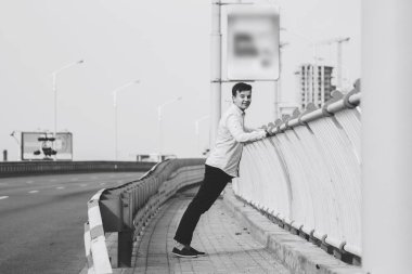 Adam yola yakın duruyor