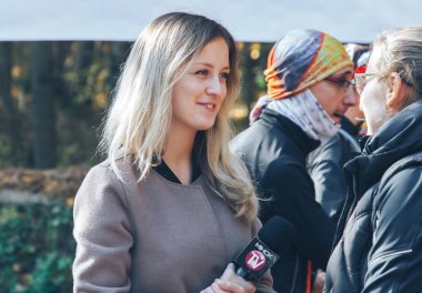 14 Ekim 2018, Minsk, Belarus.2018 Olimpiyat çapraz ülke Kupası Xco Medvezhino iki kadın parkta konuşmak mikrofon ile