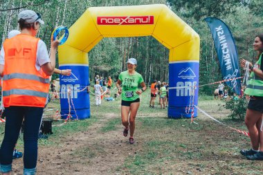 28 Haziran 2018 Raubichi Beyaz Rusya böceği iz 7 Raubichi kadın ormanda şişme bir kemer ile çalışır