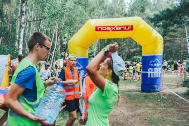28 Haziran 2018 Raubichi Beyaz Rusya böceği trail Raubichi kadın ormanda şişme bir kemer arka planı başında su dökülen 7