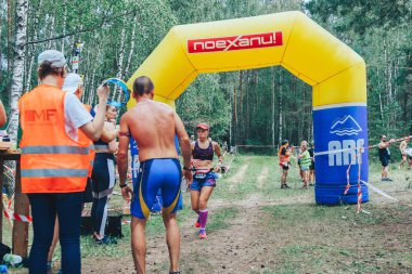 28 Haziran 2018 Raubichi Beyaz Rusya böceği iz 7 Raubichi kadın ormanda şişme bir kemer ile çalışır