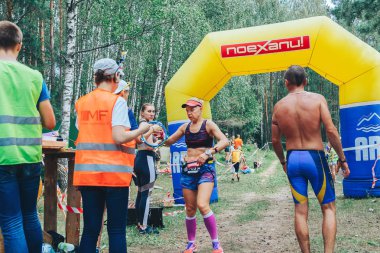 28 Haziran 2018 Raubichi Beyaz Rusya böceği iz 7 Raubichi kadın ormanda şişme bir kemer ile çalışır