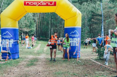 28 Haziran 2018 Raubichi Beyaz Rusya böceği trail bir megafon ve bir kadın olan Raubichi A adam şişme bir kapıdan gidin 7