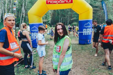 28 Haziran 2018 Raubichi Beyaz Rusya böceği trail şişme arch yakınındaki insanlar stand 7 Raubichi A grubu