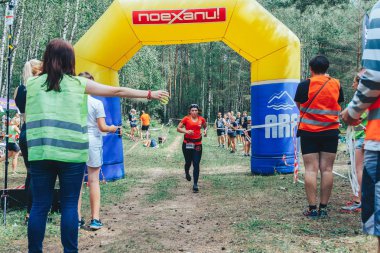 28 Haziran 2018 Raubichi Beyaz Rusya böceği iz 7 Raubichi kadın ormanda şişme bir kemer ile çalışır