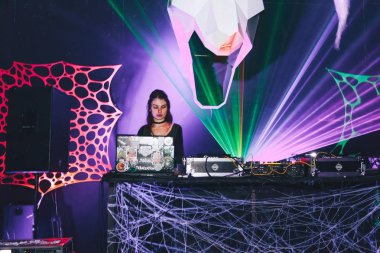 Ekim 28-29, 2017 yakınındaki bir müzik karıştırıcı bir partide Minsk Beyaz Rusya sanat alanı üst parti tatil Helloween kadın adanmış standları