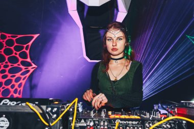 Ekim 28-29, 2017 yakınındaki bir müzik karıştırıcı bir partide Minsk Beyaz Rusya sanat alanı üst parti tatil Helloween kadın adanmış standları