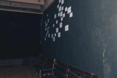 Bir duvara yapıştırılan görüntüleri göz banklar ile stand aşağıda.