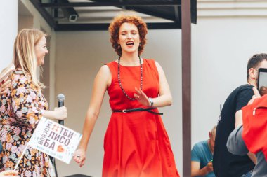 1 Eylül 2018 Minsk Beyaz Rusya sokak Şenlikleri akşam şehrin bir adam bir mikrofon ile bir sokak sahnesinde şarkı söylüyor