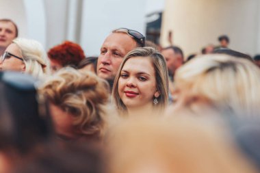 1 Eylül 2018 Minsk Beyaz Rusya sokak Şenlikleri akşam şehrin bir grup insan sokakta duran.
