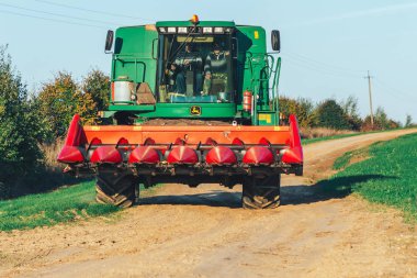 6 Ekim 2018 Novogrudok Beyaz Rusya Castle Road birleştirmek hasat alanının yanındaki yol boyunca sürüş.