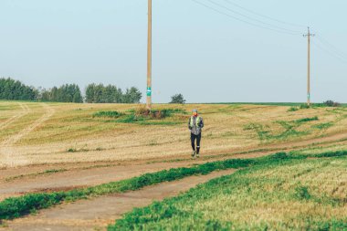 6 Ekim 2018 alanındaki iz boyunca Novogrudok Beyaz Rusya Castle Road A adam çalışır