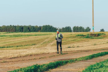 6 Ekim 2018 alanındaki iz boyunca Novogrudok Beyaz Rusya Castle Road A adam çalışır