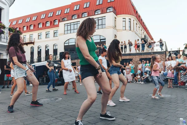 Agosto 2018 Minsk Bielorrusia Fiestas Callejeras Ciudad Nocturna Grupo Personas — Foto de Stock