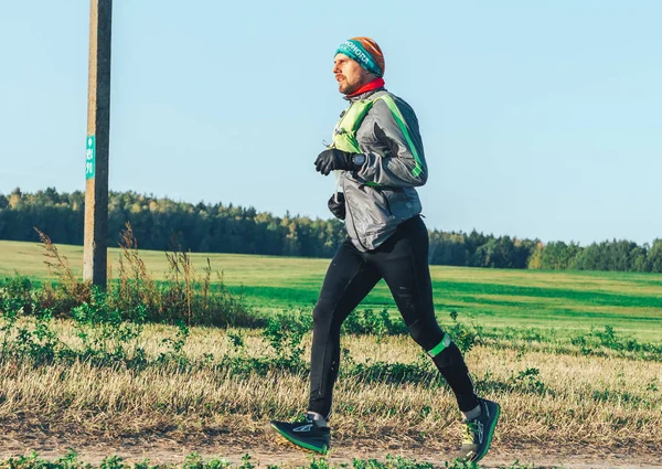 Octubre 2018 Novogrudok Bielorrusia Castle Road Hombre Corre Por Sendero — Foto de Stock