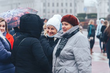 7 Kasım 2018 Minsk Beyaz Rusya yıldönümü büyük Ekim sosyalist devrim A grup insan stand meydanda