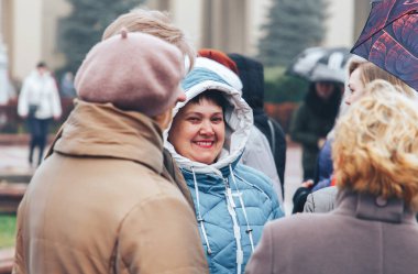 7 Kasım 2018 Minsk Beyaz Rusya yıldönümü büyük Ekim sosyalist devrim A grup insan stand meydanda