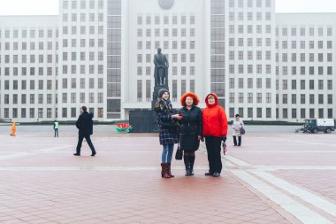 7 Kasım 2018 Minsk Beyaz Rusya yıldönümü büyük Ekim sosyalist devrim üç kadın stand Lenin Anıtı Meydanı'nda yakınındaki