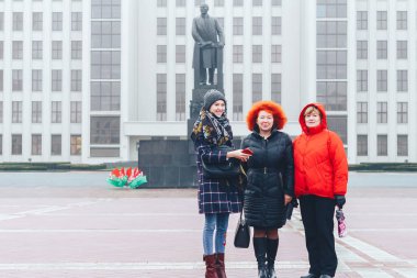 7 Kasım 2018 Minsk Beyaz Rusya yıldönümü büyük Ekim sosyalist devrim üç kadın stand Lenin Anıtı Meydanı'nda yakınındaki