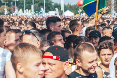 9 Eylül 2018 Minsk Beyaz Rusya Yarım maraton Minsk 2018 A grup insan başında sokakta duruyor