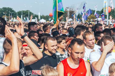 9 Eylül 2018 Minsk Beyaz Rusya Yarım maraton Minsk 2018 A grup insan başında sokakta duruyor