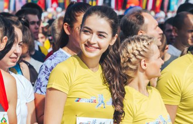 9 Eylül 2018 Minsk Beyaz Rusya Yarım maraton Minsk 2018 A grup insan başında sokakta duruyor